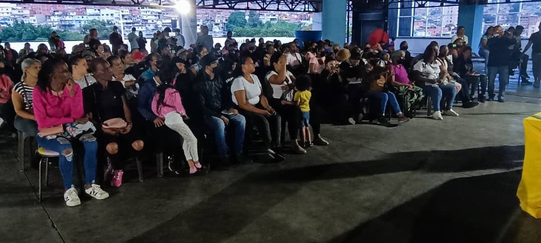 JoseVRangelA's tweet photo. Activos en la calle con los voceros de la Comuna Aguerrido Tamanaco #LaUrbina, un encuentro para el intercambio de ideas, búsqueda de soluciones a sus problemáticas y articulación para el impulso de políticas sociales en su comunidad #28Sep #VenezuelaSeCreceEnAmor https://t.co/sncokCr9w7