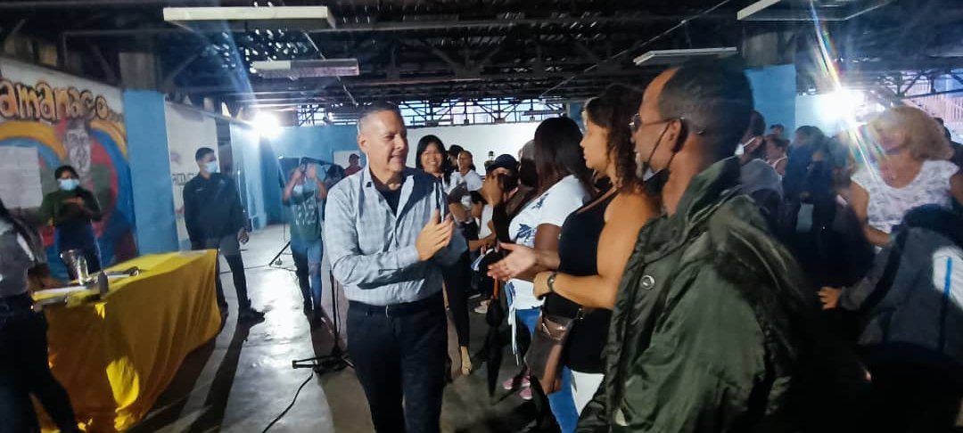 JoseVRangelA's tweet photo. Activos en la calle con los voceros de la Comuna Aguerrido Tamanaco #LaUrbina, un encuentro para el intercambio de ideas, búsqueda de soluciones a sus problemáticas y articulación para el impulso de políticas sociales en su comunidad #28Sep #VenezuelaSeCreceEnAmor https://t.co/sncokCr9w7