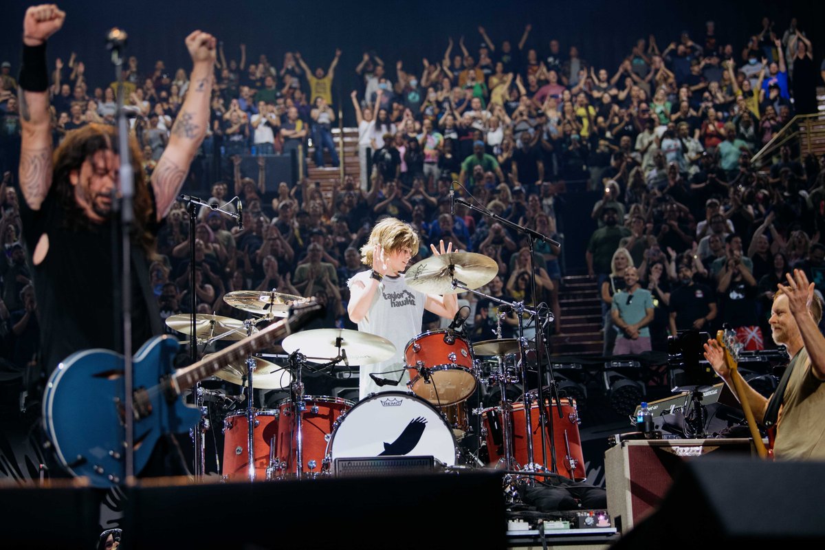 foofighters's tweet image. Thank you for the hometown turnout!
#TaylorHawkinsTribute 

Photos by Oliver Halfin, Andreas Neumann and Timothy Norris.