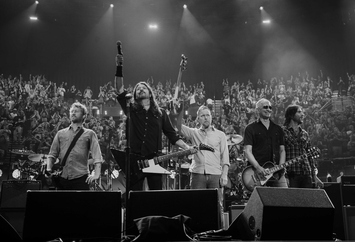 foofighters's tweet image. Thank you for the hometown turnout!
#TaylorHawkinsTribute 

Photos by Oliver Halfin, Andreas Neumann and Timothy Norris.