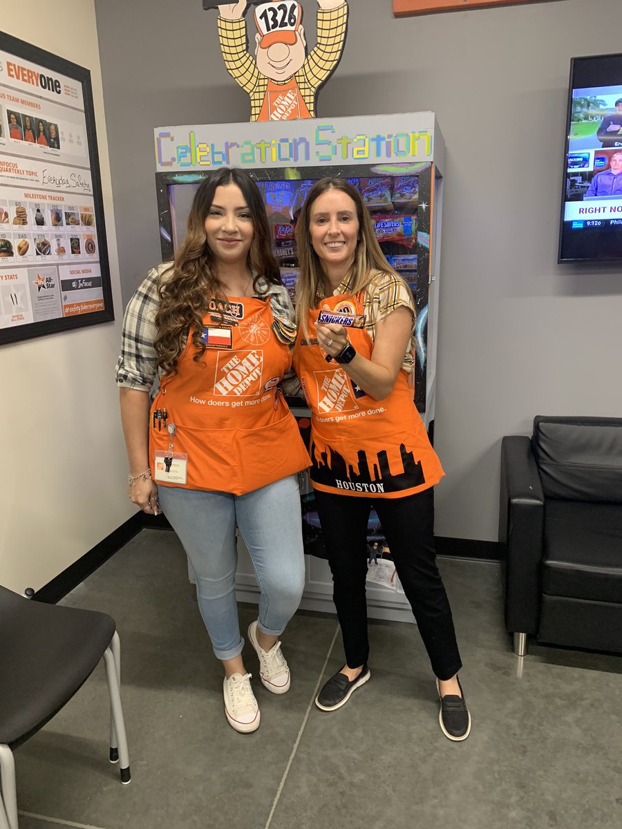 Welcoming back Courtney at new store 1326 and celebrating 🥳 her 10 year HD anniversary! Thank you to Nataly on creating the Celebration Station! #PoweroftheGulf