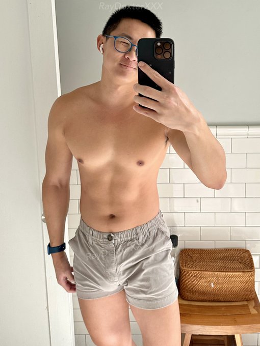 When the weather gets cooler, but you still feel hot 🥵 https://t.co/mziYYZOhxO