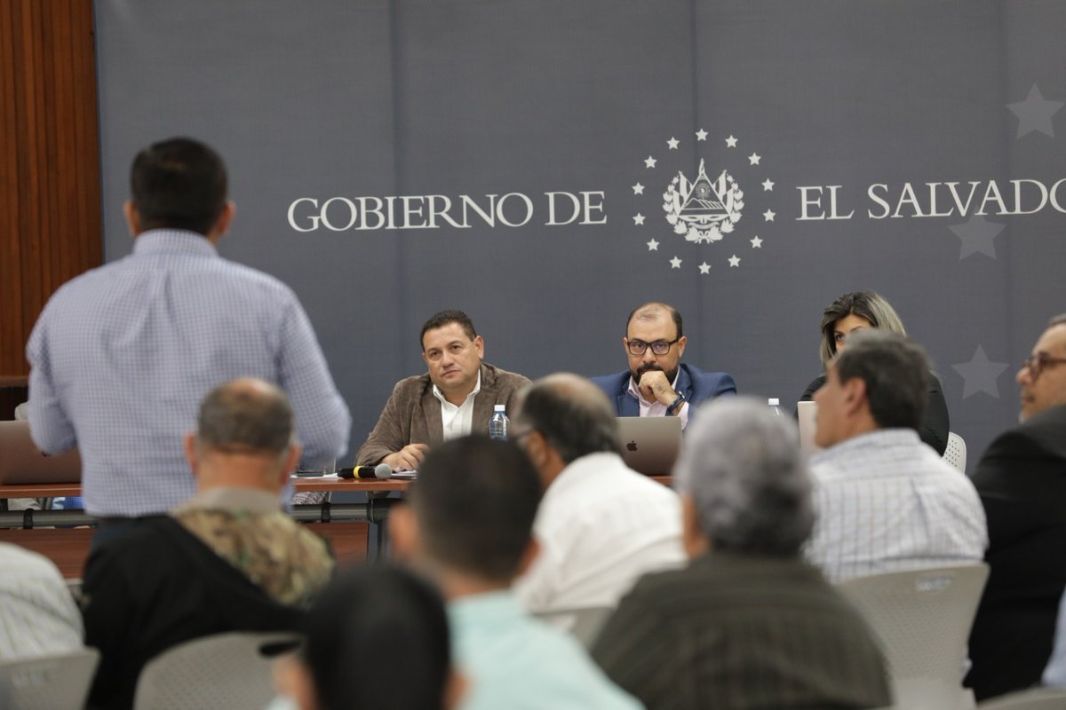 RolandoCastroSv's tweet photo. Este día abrimos una mesa de diálogo con representantes de empresas de seguridad privada para tratar el tema de los derechos laborales de los trabajadores.
Estamos trabajando de la manera más transparente y justa para todos.
Pronto, daremos a conocer los acuerdos alcanzados. https://t.co/4Dh1jc4W50