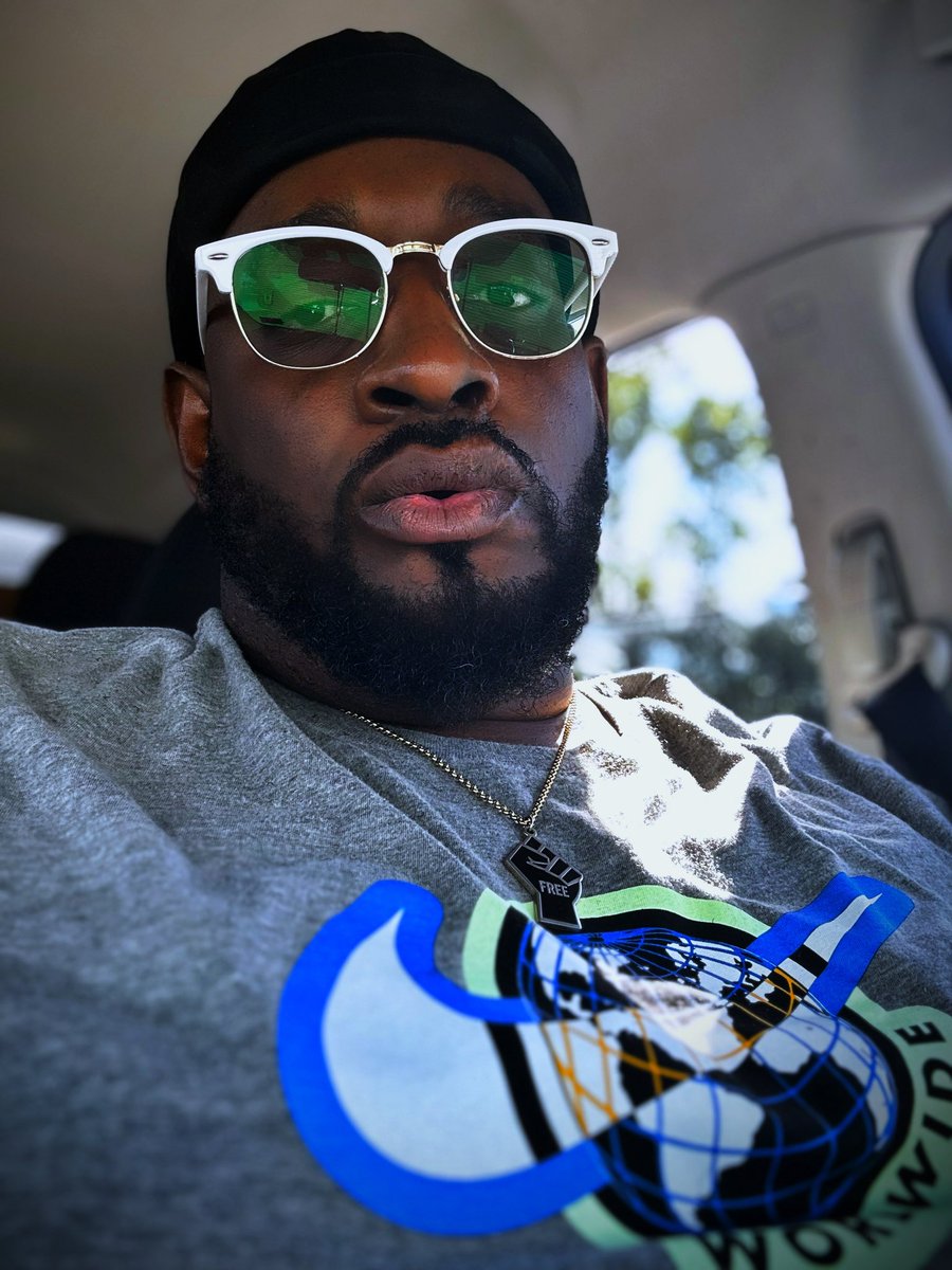 TheDarkskinZeus's tweet photo. Your last saved selfie is you on the outside and your last saved meme Is you on the inside https://t.co/0LH1Qqt52E