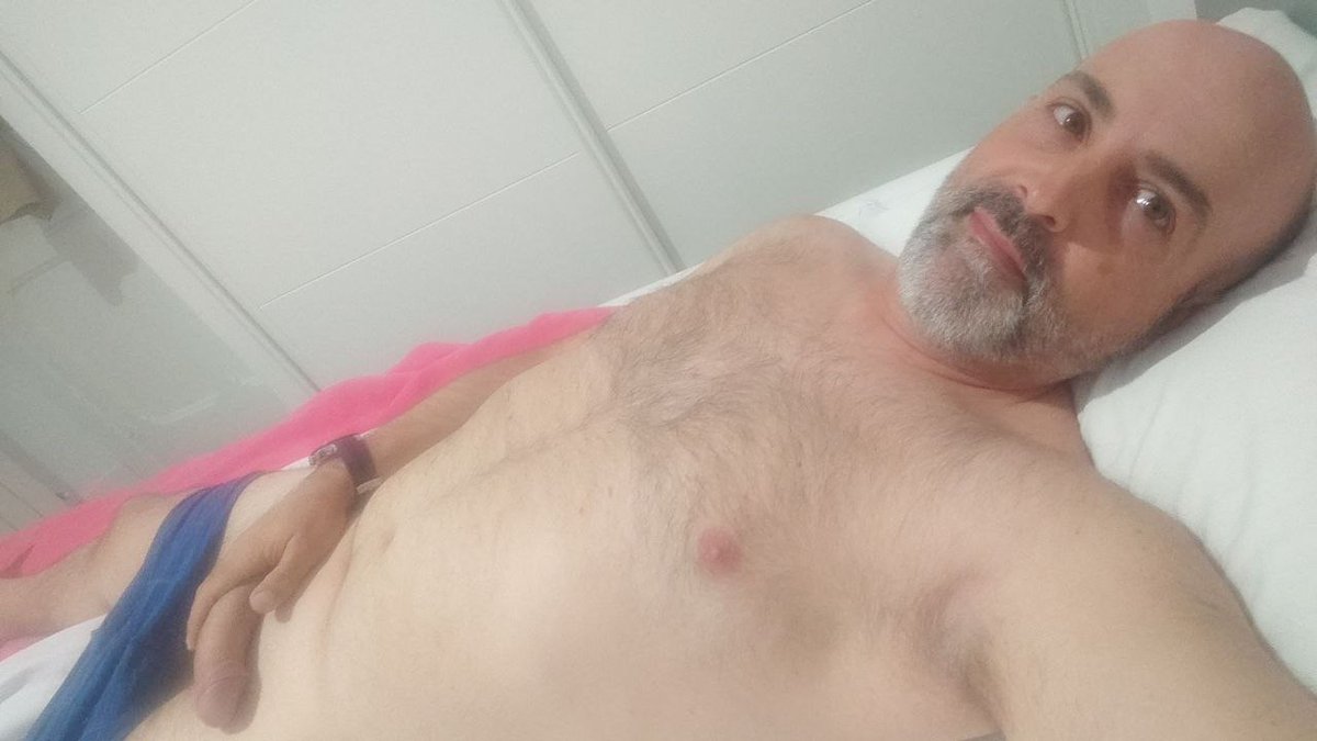 EncantadorBi's tweet photo. Hola bebés me pidieron engañar a este hetero tone 43 años es maestro de yoga me comentaban que cuando ayudas a sus estudiantes (mujeres) se ponía muy coqueto que dicen. 😏 https://t.co/SAgjFQsA14