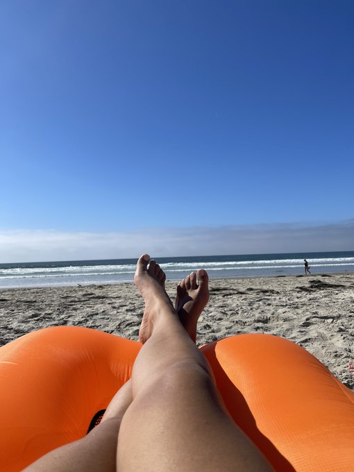 Beach feet 🦶🏼🏖 https://t.co/kzy6VhvvcA