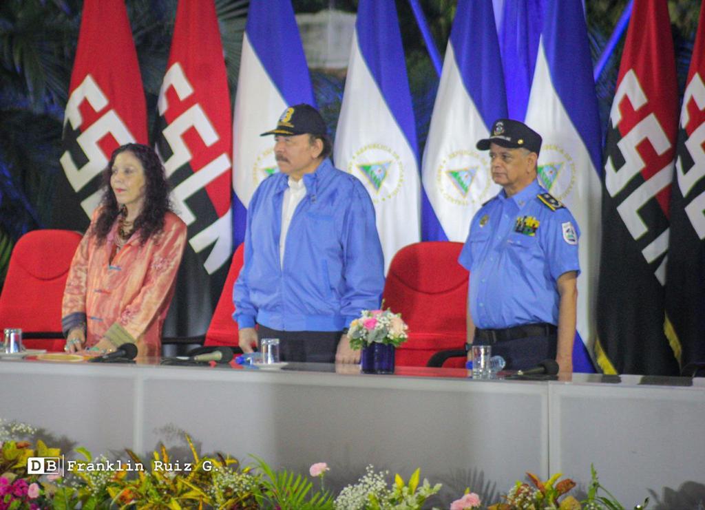 En estos momentos Comandante Daniel y compañera Rosario en Aniversario y asenso de compañeros de la policía Nacional.👮

#CBCpatria21 
#PatriaBenditayLibre