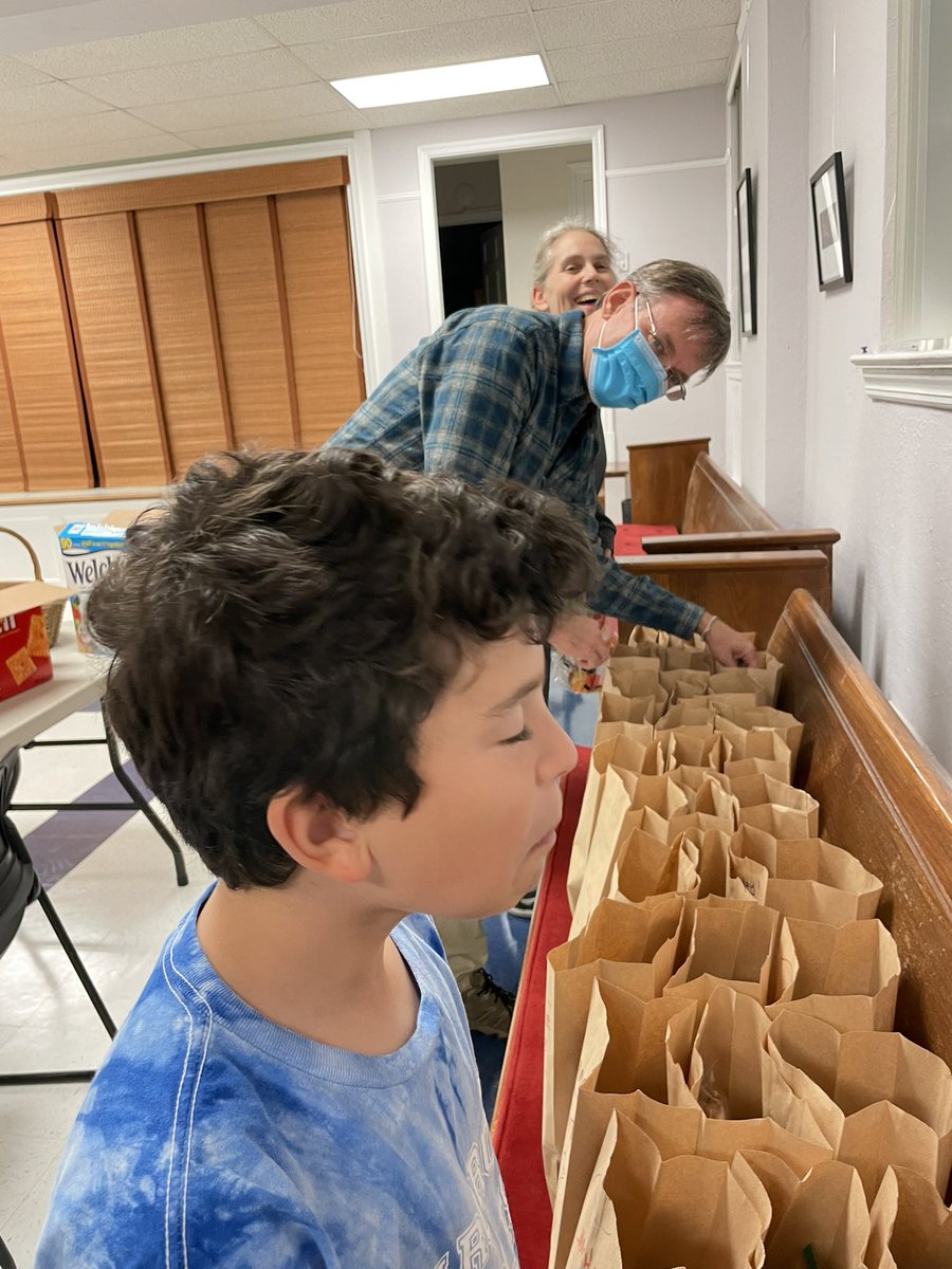 WeeKirk_CPC's tweet photo. Check out this terrific sandwich and lunch making group for New Hope Housing! #clarendonpresbyterianchurch #mission #pcusa #PCUSA #arlingtonva https://t.co/Qa0pNPHmPU