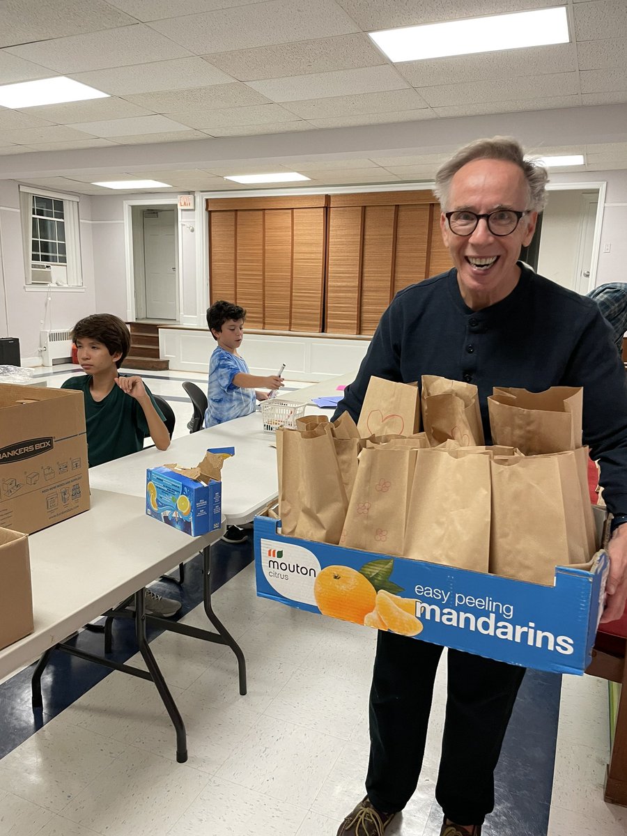WeeKirk_CPC's tweet photo. Check out this terrific sandwich and lunch making group for New Hope Housing! #clarendonpresbyterianchurch #mission #pcusa #PCUSA #arlingtonva https://t.co/Qa0pNPHmPU