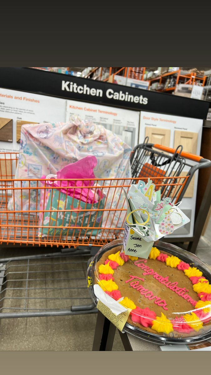 Couldn't ask for better co-workers and friends🤍
Thank you Selma, Jen and Ann for this amazing surprise 😍❤️