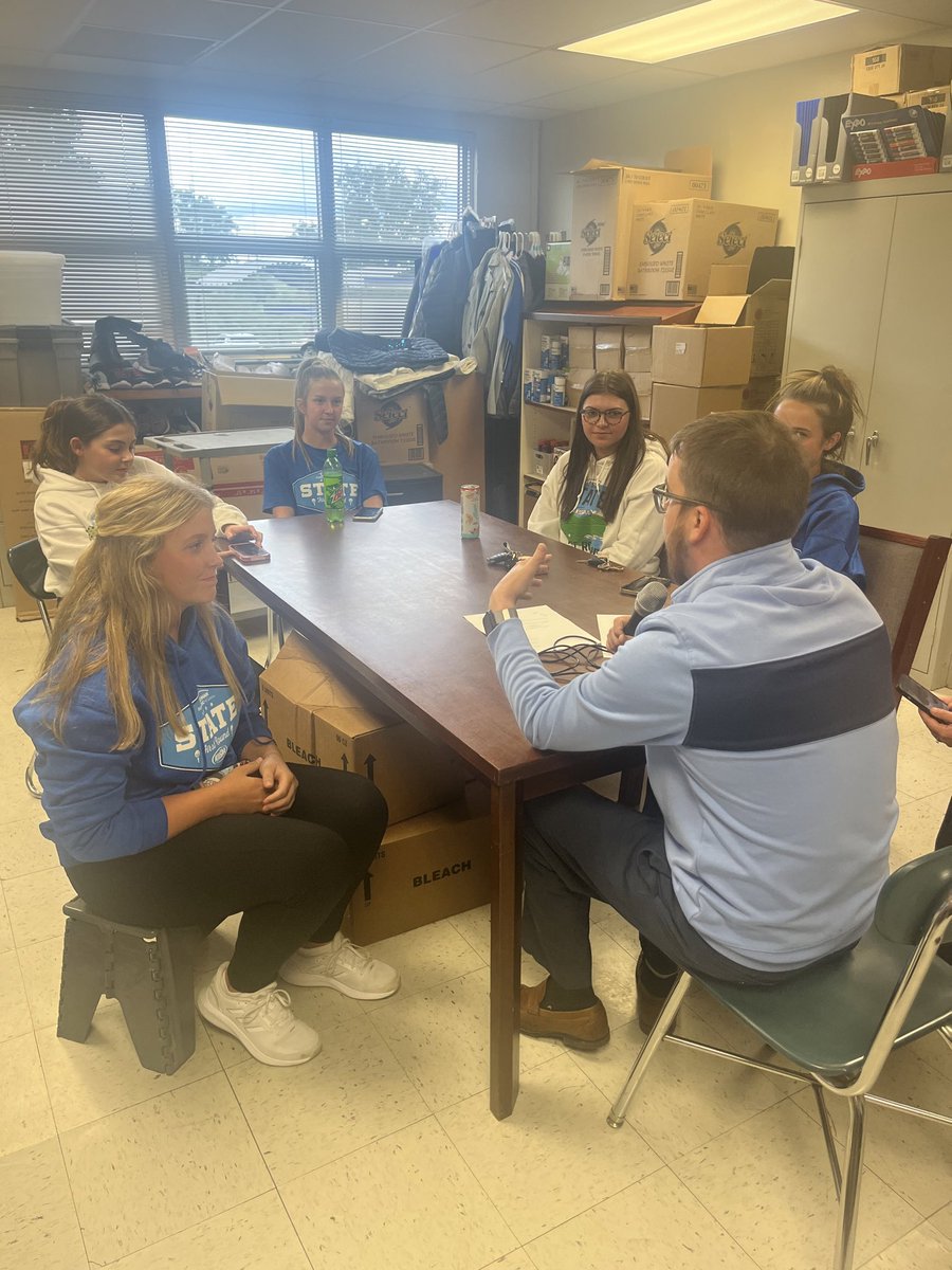 CoachButler_4's tweet photo. Thanks for making time to talk to the girls golf team and giving them the well deserved recognition.
#BGBound
#Final9
#Family https://t.co/EE5VLLS2fH