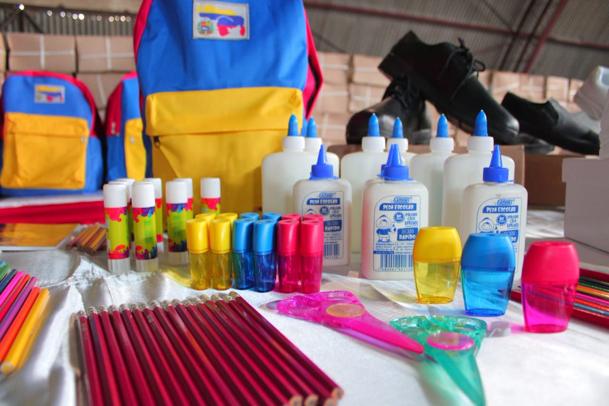 (1/3) Extraordinaria jornada de trabajo dedicada a la activación de la ExpoFeria Plan Escolar 2022-2023.

<a href="/NicolasMaduro/">Nicolás Maduro</a> 
<a href="/delcyrodriguezv/">Delcy Rodríguez</a> 
<a href="/DhelizAlvarez/">Dheliz Álvarez</a> 
<a href="/MPPEDUCACION/">MPPEDUCACION</a>