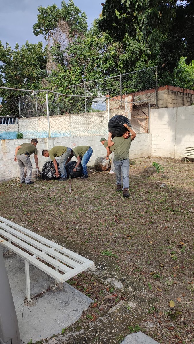 penb_jose's tweet photo. El Penb José Antonio Maitin, Continúando con la jornada de mantenimiento preventivo. Cavim hace presencia a través del coronel Mario Chamberlain  gerente general de metal mecánica. #VenezuelaSeCreceEnAmor #r @NicolasMaduro  @_LaAvanzadora @Soykarinacarpio @Cavim_Fanb https://t.co/W3jjxMGblY
