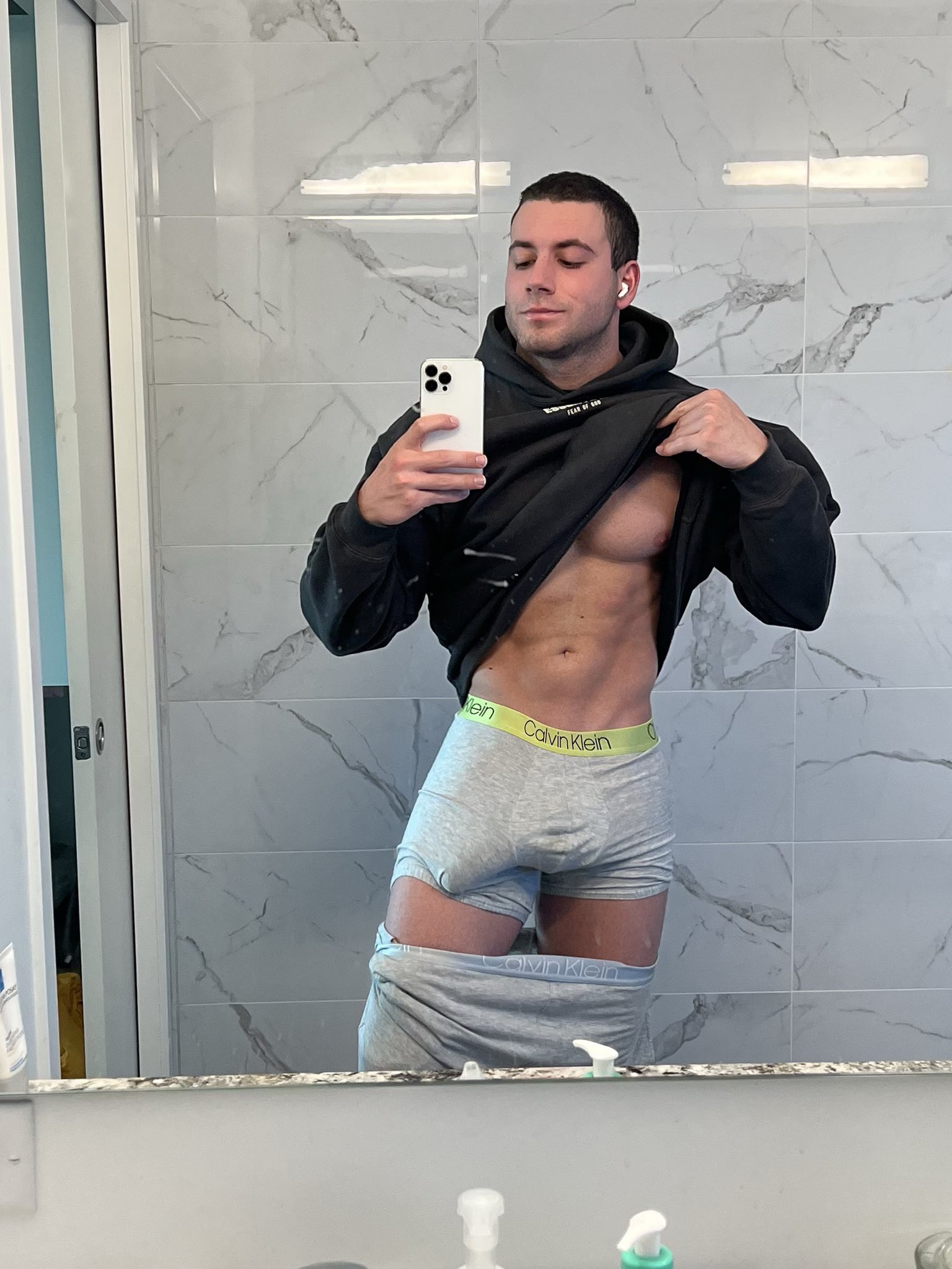 Shreds on Twitter: "RT @daddieshreds: Sweaty after the gym 🥵 https://t