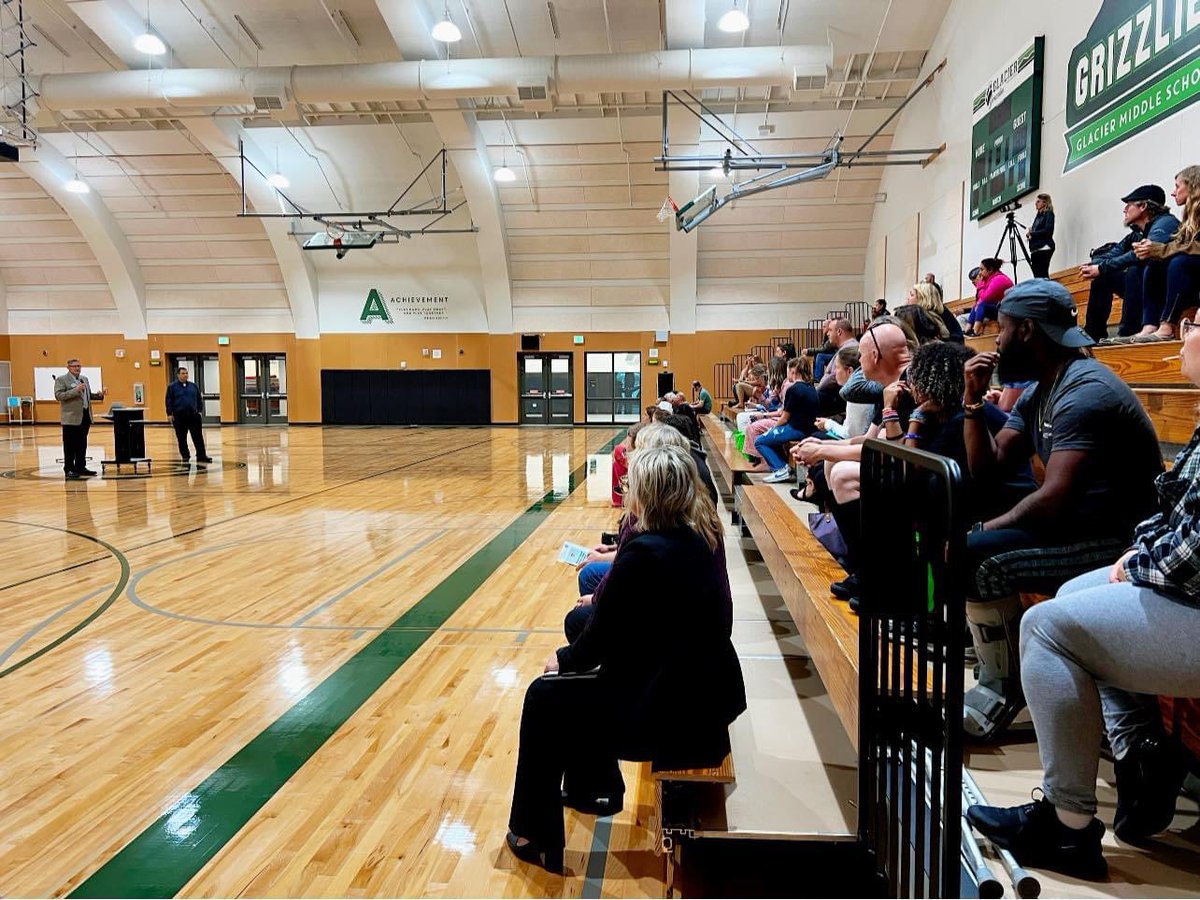 JMcCartneyPR's tweet photo. Incredibly grateful for the opportunity to listen to Officer David Gomez speak about the dangers of social media at Teen Wellness Night Part 1! 

So thankful for our partnerships with our community resource organizations and the White River School District! #learnleadimpactESD https://t.co/luUAvj8Zkl