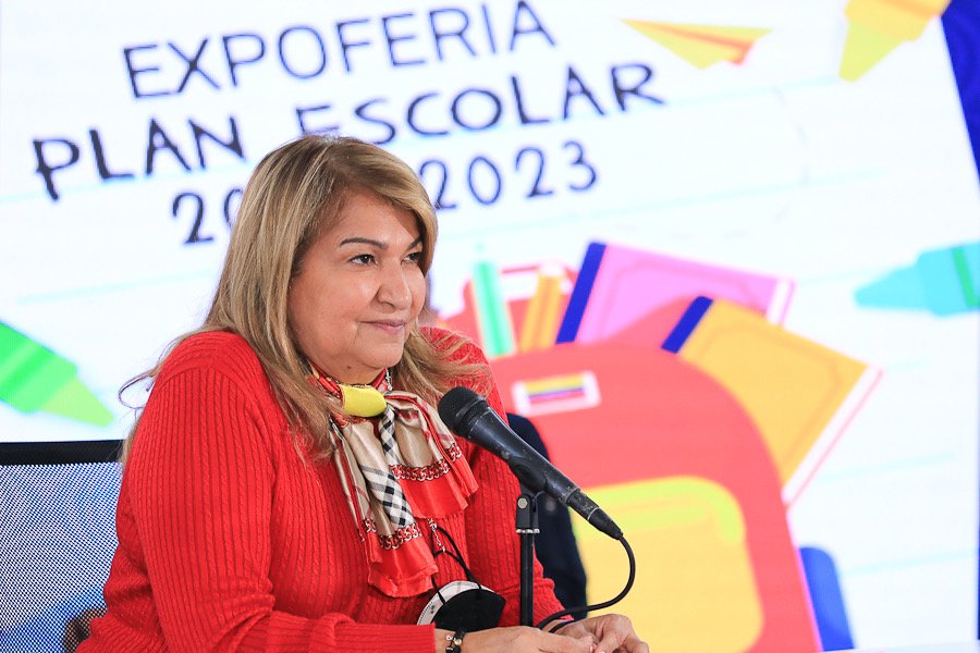 (2/3) Junto al Pdte. <a href="/NicolasMaduro/">Nicolás Maduro</a>, la Vicepdta. Ejecutiva <a href="/delcyrodriguezv/">Delcy Rodríguez</a> y la Min. <a href="/DhelizAlvarez/">Dheliz Álvarez</a>, presentamos al pueblo productos escolares 100% venezolanos, de cara al próximo regreso a clases el lunes #3Oct. 

@MPPEDUCACION