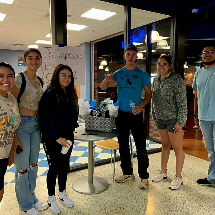 SWOSUHALO's tweet image. Jalapeño Eating Contest! 

Our winner ate 🌶🌶🌶🌶🌶🌶🌶🌶🌶 and won the $170 basket!