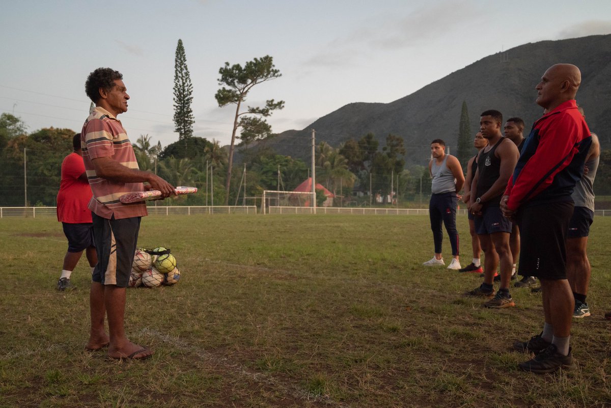 RIMaP_NC's tweet photo. Après le geste coutumier de merci, auprès de la tribu de Whho à #Yaté, le match entre le #RIMAP-NC et l'US Yaté a pu commencer. Fair-play, les Volontaires du Pacifique ont laissé les locaux remporter le match sur le score de 3-1.
@province_sud
@FFF
@Nouvl_Caledonie https://t.co/i1H4toFizf