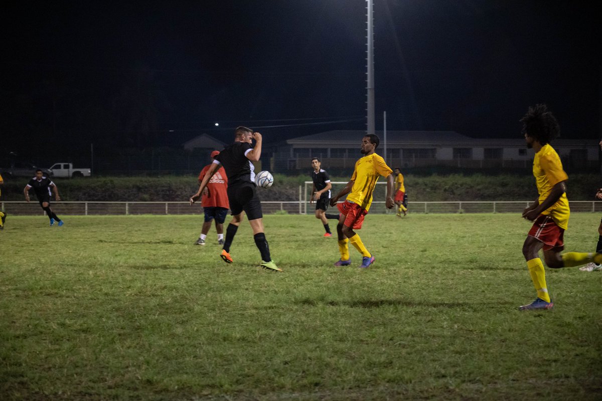 RIMaP_NC's tweet photo. Après le geste coutumier de merci, auprès de la tribu de Whho à #Yaté, le match entre le #RIMAP-NC et l'US Yaté a pu commencer. Fair-play, les Volontaires du Pacifique ont laissé les locaux remporter le match sur le score de 3-1.
@province_sud
@FFF
@Nouvl_Caledonie https://t.co/i1H4toFizf