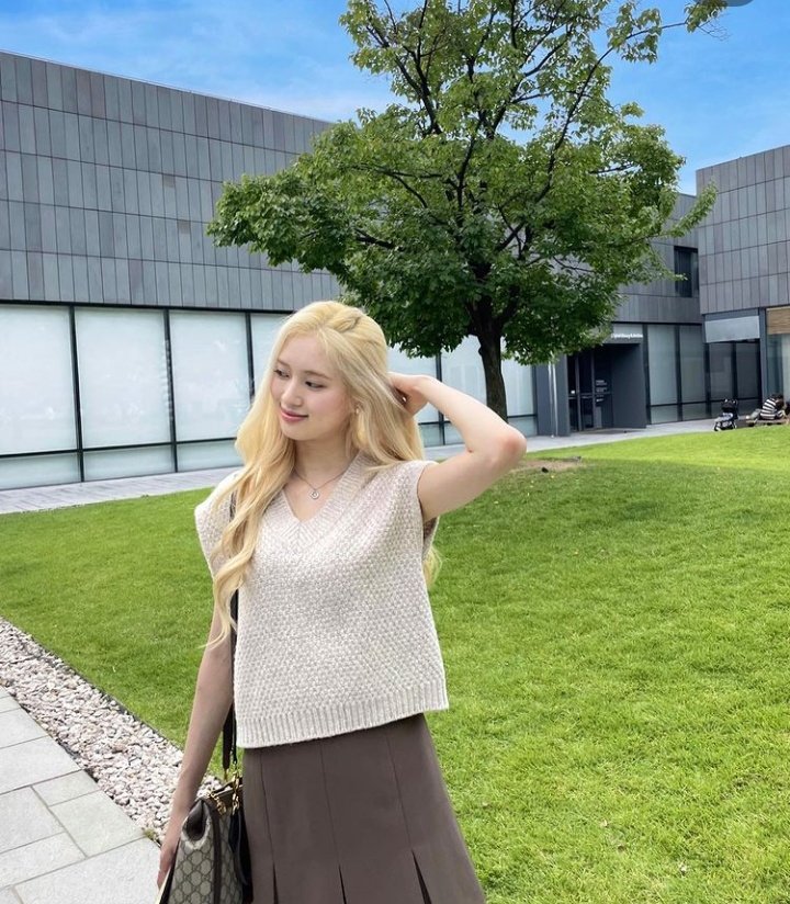 BabyGiantMay's tweet photo. {📸} |28.09| Atualização da May no IG do Cherry Bullet 

~ Fighting na última semana de Setembro 🍂

#May #메이 #CherryBullet #체리블렛 (1/2) https://t.co/KBi8TKA8Bx