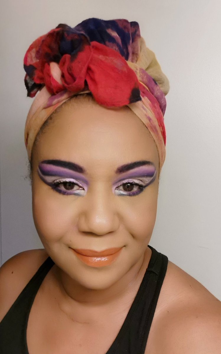 manyfacesofeve_'s tweet photo. Happy Jump Day! @beautybay Bright Matte 42 colour palette @LurellaCosmetic Get Snatched Palette @Sephora Translucent Powder #HumpDay #makeuplooks #makeupdesign #headwrapstyle https://t.co/SM16vSvCHt