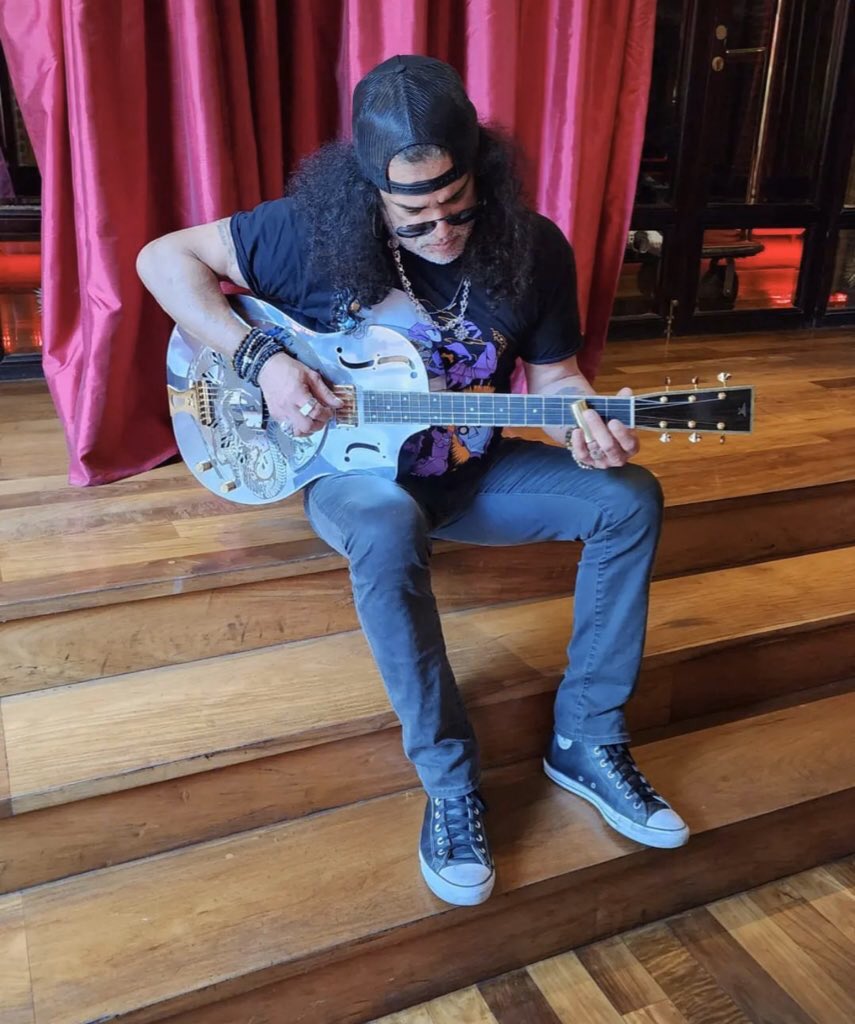 SlashFCBrasilia's tweet photo. Boss today in Buenos Aires! ❤️🤘🏻 @Slash 

Thx Meegan https://t.co/l06PCOOYmD