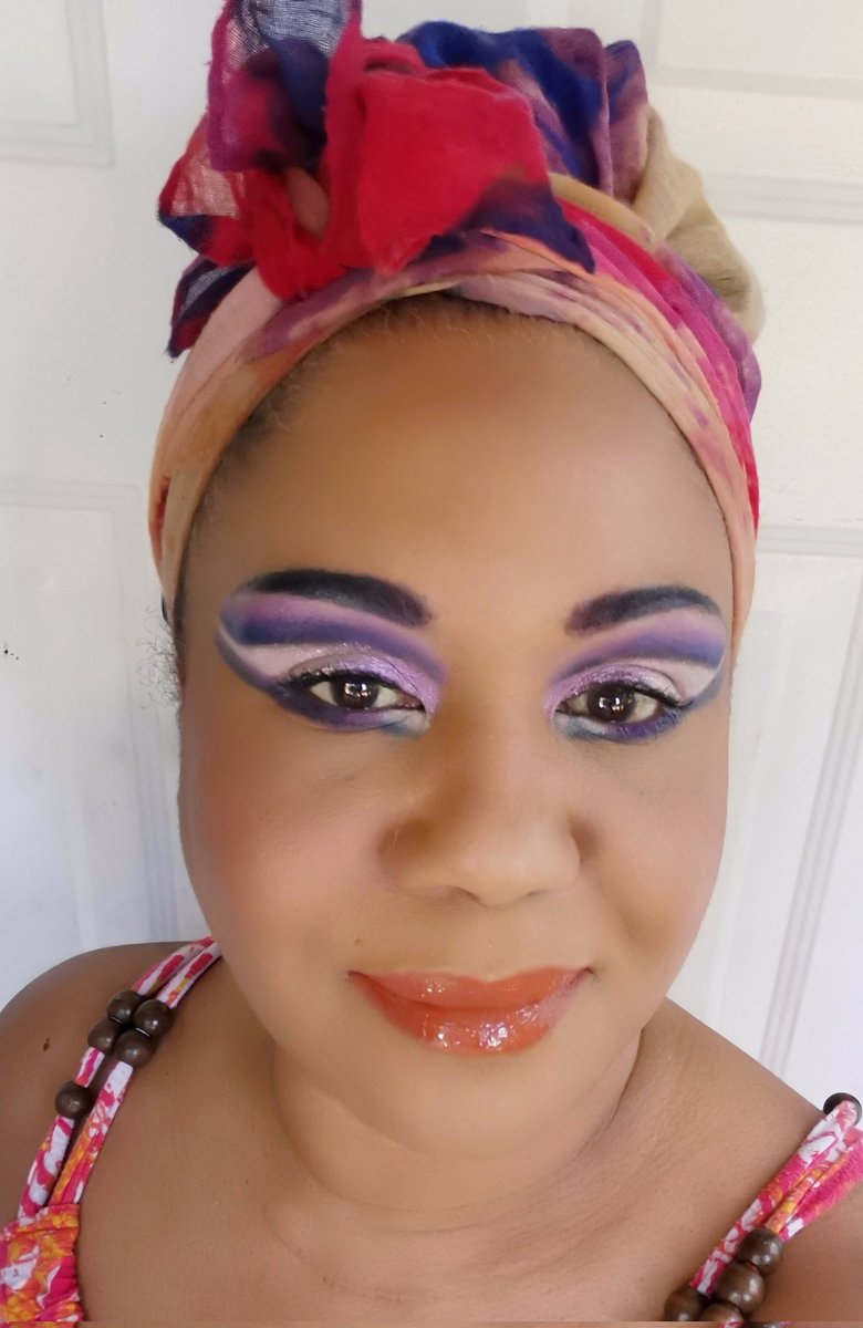 manyfacesofeve_'s tweet photo. Happy Jump Day! @beautybay Bright Matte 42 colour palette @LurellaCosmetic Get Snatched Palette @Sephora Translucent Powder #HumpDay #makeuplooks #makeupdesign #headwrapstyle https://t.co/SM16vSvCHt