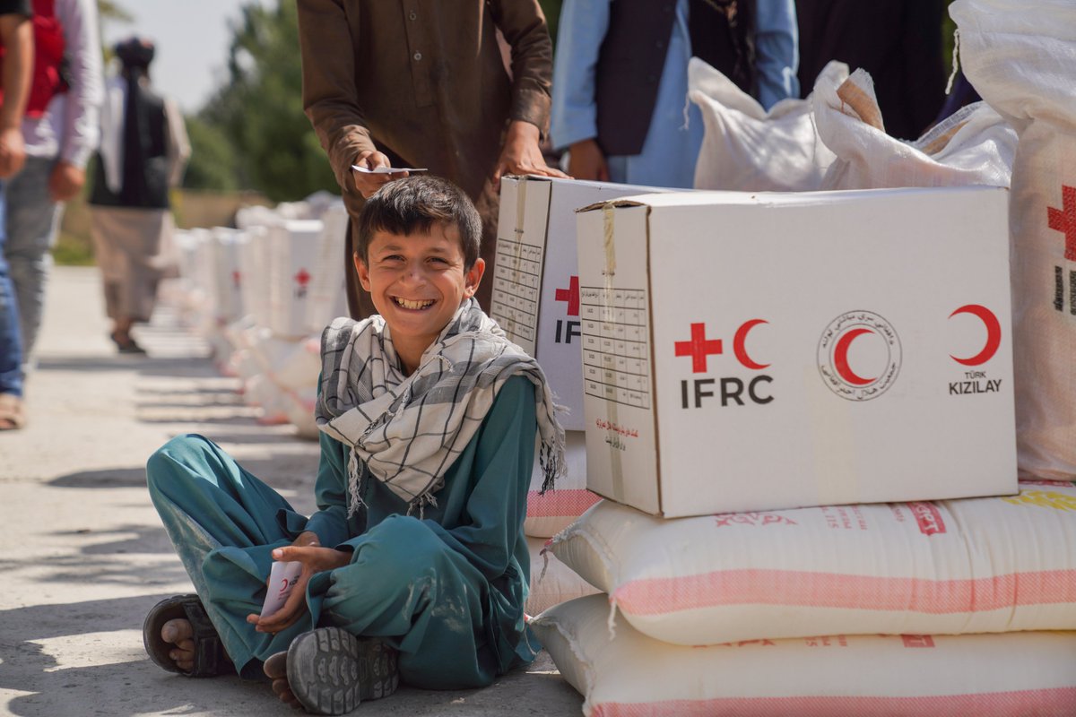 IFRCAsiaPacific's tweet photo. Afghan Red Crescent, supported by @RedCrescent and @IFRC, distribute much-needed relief supplies. 

For drought-hit families who have lost their livelihoods, these small boxes of essentials make a big difference: 

✅Flour
✅Rice
✅Vegetable oil
✅Beans
✅Sugar 
✅Salt
✅Biscuits https://t.co/SnwN5sP8Sm