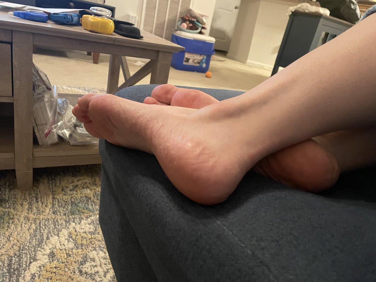 HoneyNutToe's tweet photo. I promise I go more places then just my couch https://t.co/qODk6Cg3DQ