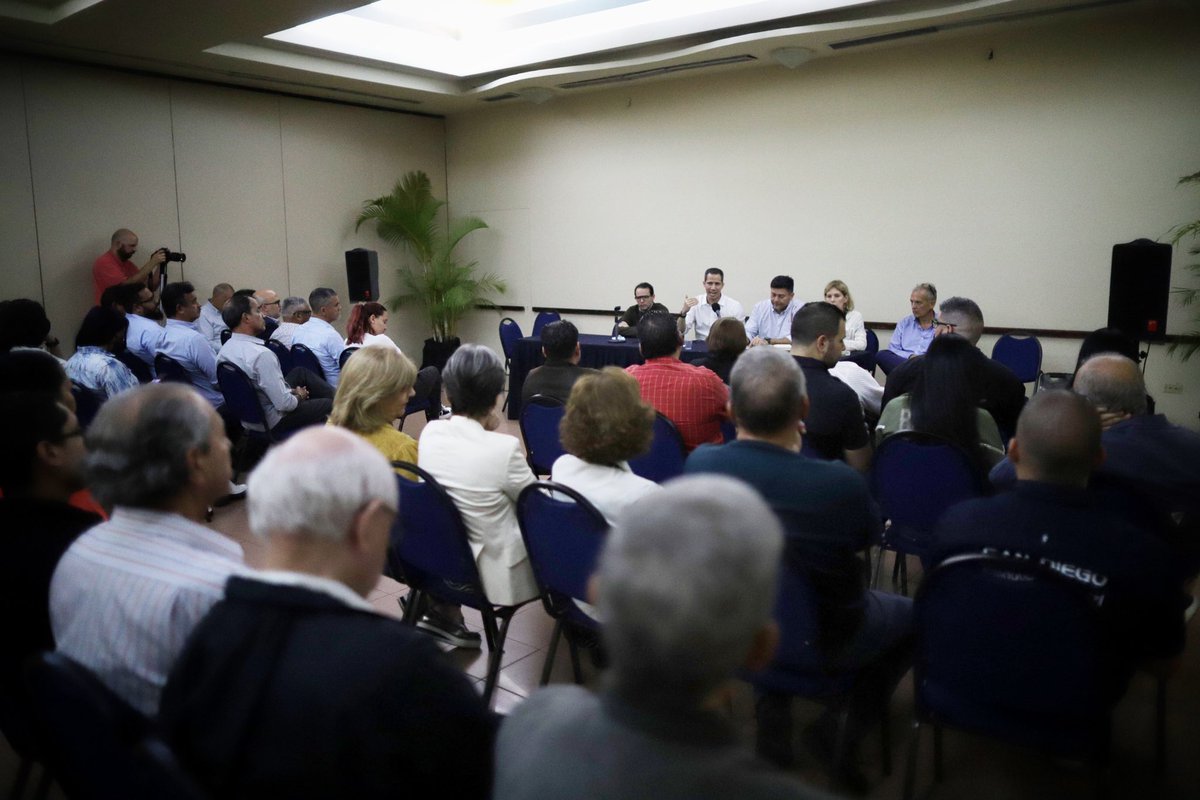jguaido's tweet photo. #DesdeCarabobo estamos construyendo unidad, el líder que no puede ser derrotado.

Aquí, donde hace más de 200 años se selló la independencia de Venezuela, nos encuentran en la calle, luchando con los venezolanos por la libertad y la democracia.

¡Jamás nos vamos a rendir! https://t.co/zkjKgKR4mR