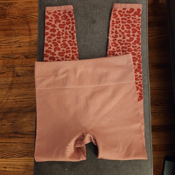 HljMontrose's tweet photo. So good I had to share! Check out all the items I'm loving on @Poshmarkapp #poshmark #fashion #style #shopmycloset #kutfromthekloth #fabletics: https://t.co/cylM9cKQlG https://t.co/3OKEWcQWrz