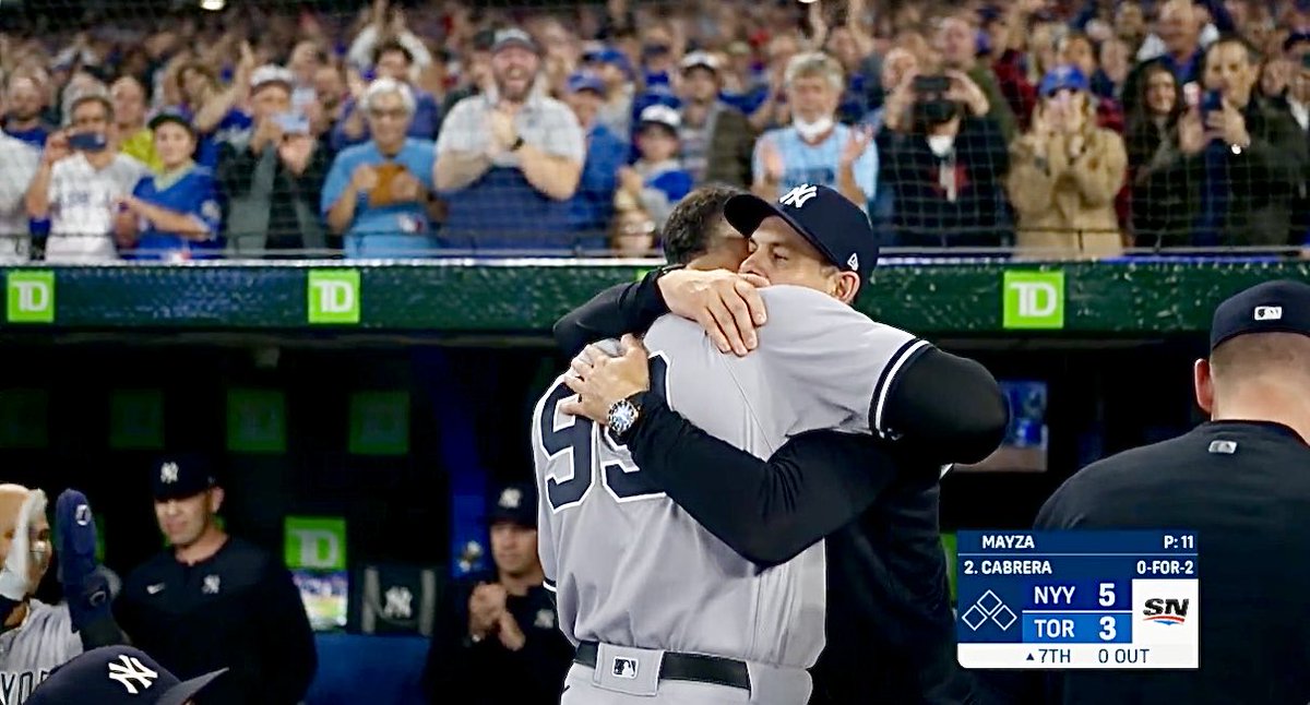 JesseBarfield29's tweet photo. Congratulations to Aaron Judge on his 61st HR of the season! Aaron is a great player and person! And I’m very proud of the way you Blue Jays fans acknowledge this monumental feat and stood up to congratulated him the way you did. That’s why I’ve always loved you guys!!👊🏽👍🏽🙏🏽. https://t.co/JRaRBUr7y5