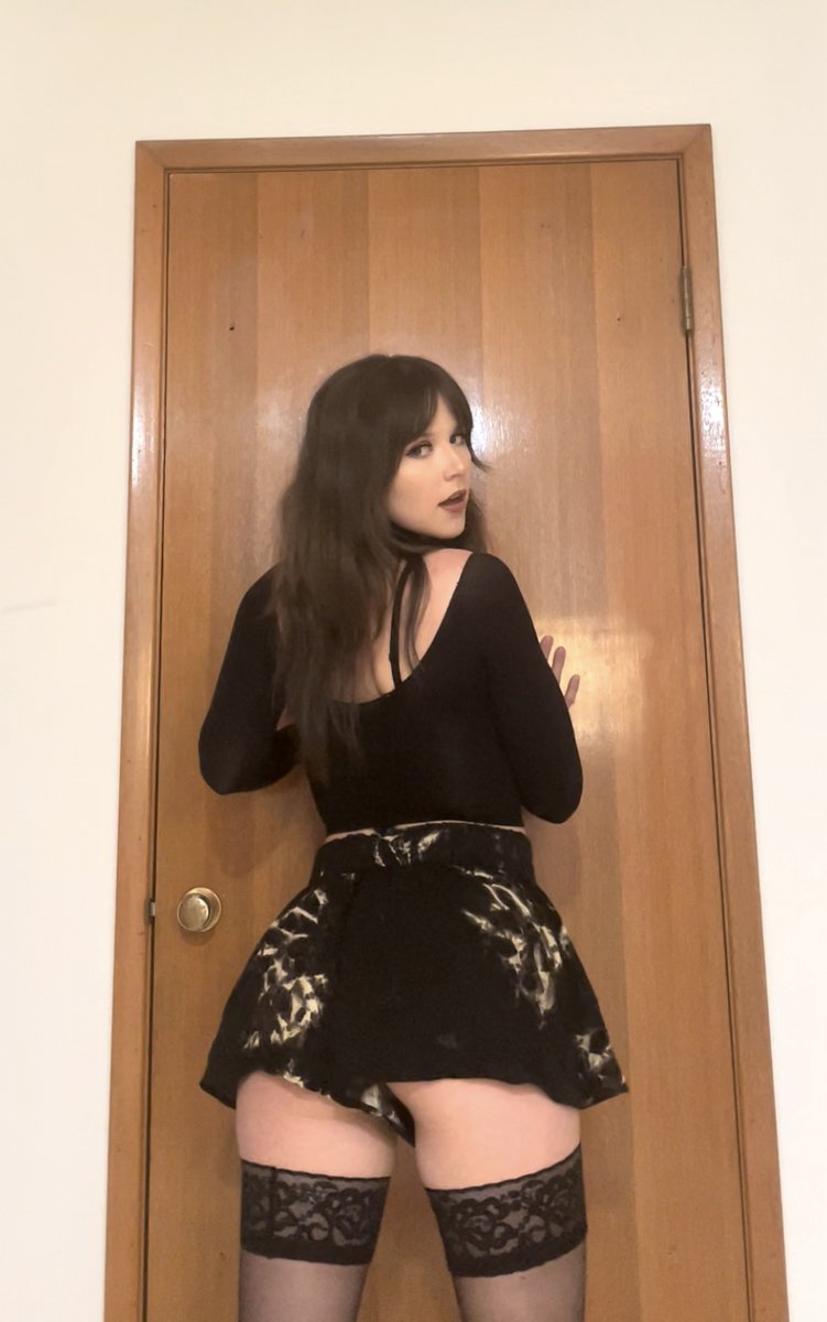 livelaughleave_'s tweet photo. mmmmmmmm door🚪

#lookhowcuteilook #stockings #nsfwtw https://t.co/lHIuIXLnJu