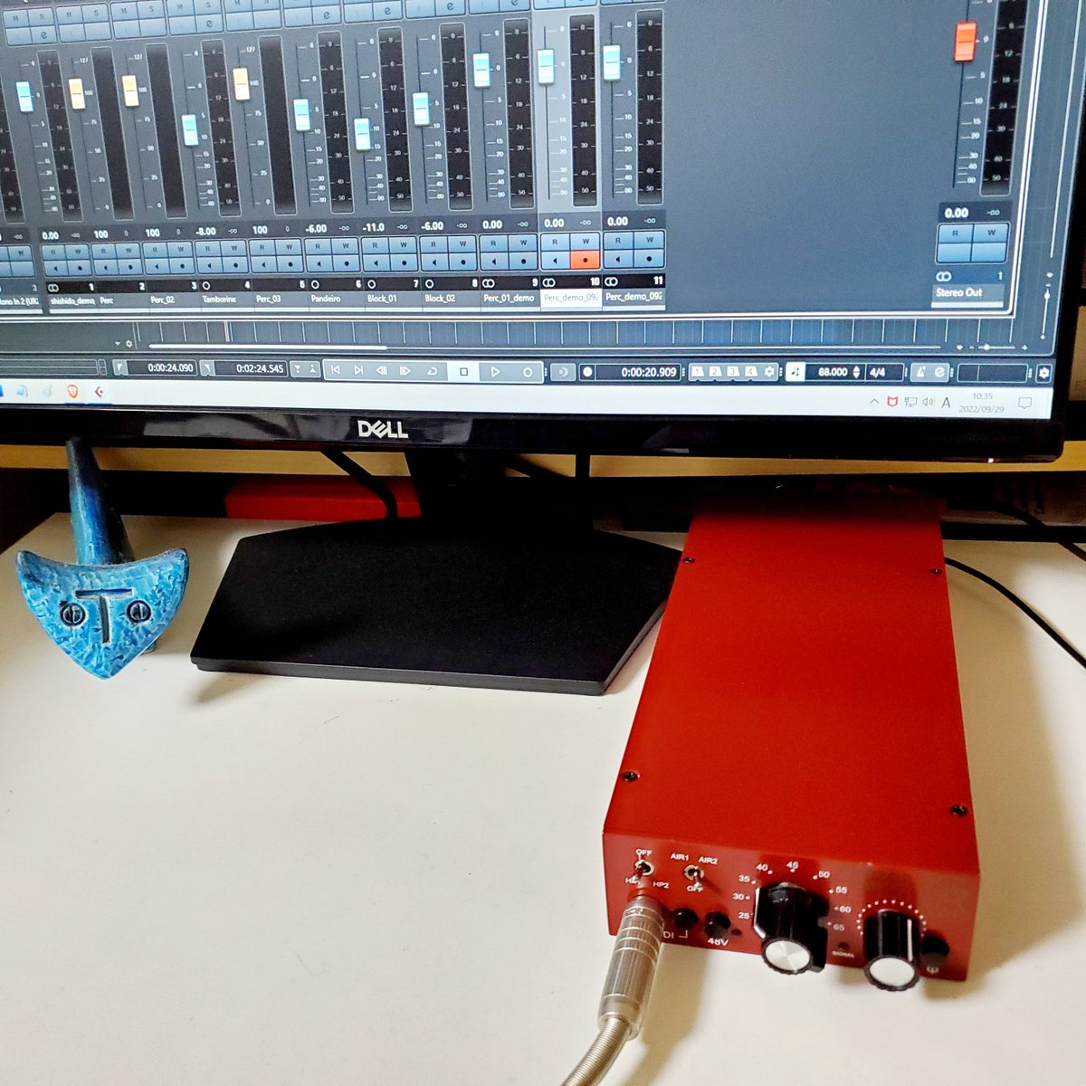 Crack_the_Skin's tweet photo. パーカッション・トラック制作してる。このプリアンプの赤さは、いつもモチベーションをグッと上げてくれる。
#goldenageproject #pre73jr https://t.co/bASKe6KqOo