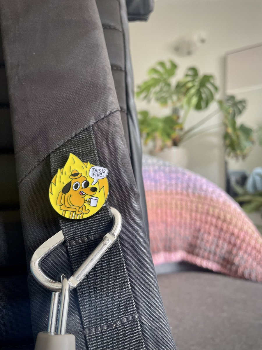 sergiomankusso's tweet photo. Me regalaron este pin y siento que me representa tanto 😂 https://t.co/IDzc8D5vv5