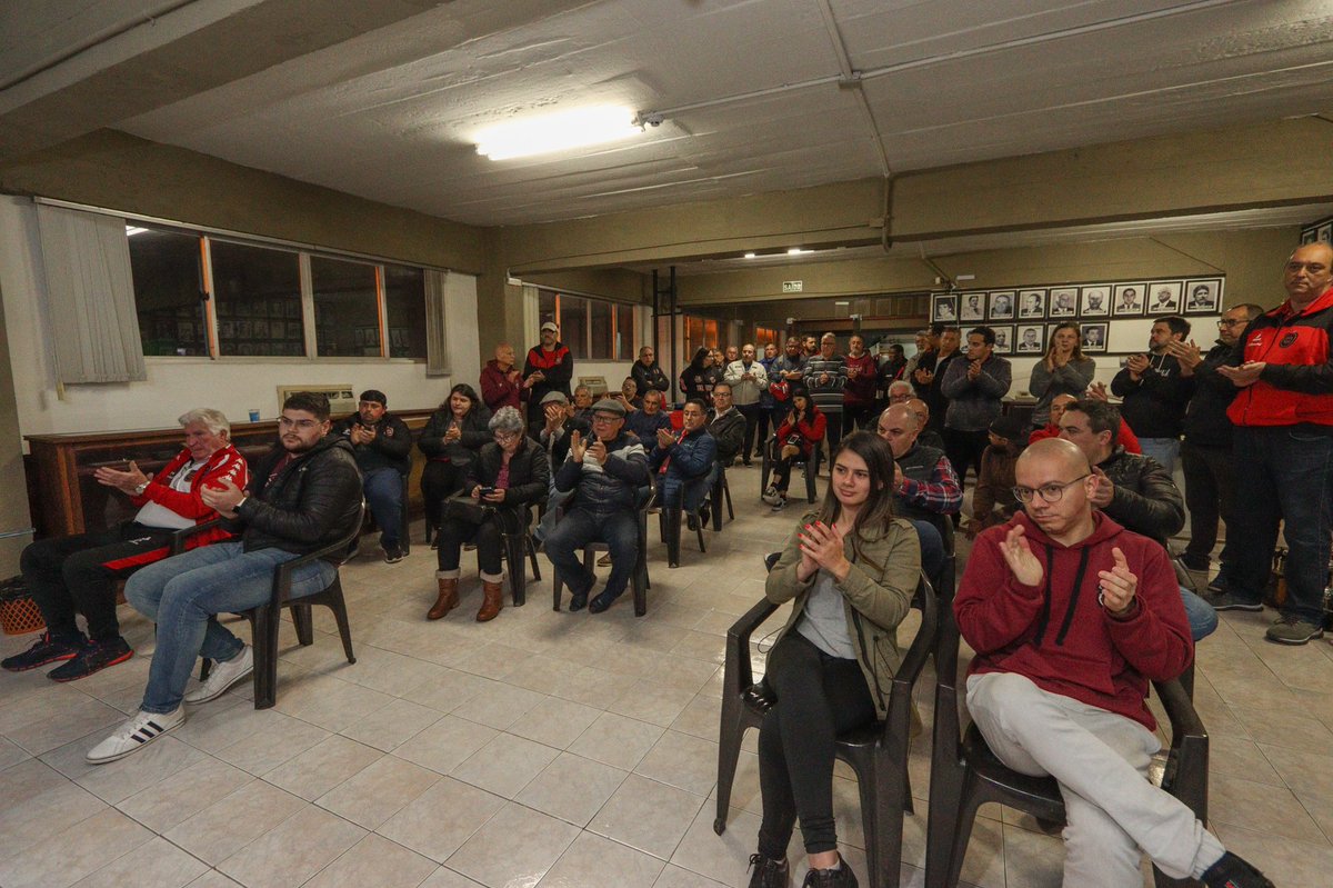GEBrasilOficial's tweet photo. O Brasil tem novo presidente: Evânio Tavares! 🔴⚫️

Na Assembleia realizada na noite de hoje, no Salão de Honra do Bento Freitas, a chapa composta por Evanio Tavares, Ricardo Fonseca, Julio Sanabria e José Argoud foi aclamada nova Diretoria Executiva do clube.

📷 Volmer Perez https://t.co/6yK4WH1b5v