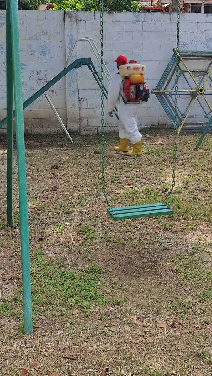 penb_jose's tweet photo. El PENB  José Antonio Maitin,recibio al Bombero del estado Aragua.Juan José Garrido, para higienizar nuestro preescolar en el marco del nuevo año escolar 2022-2023 #VenezuelaSeCreceEnAmor @NicolasMaduro @ZE_Aragua @Soykarinacarpio @leoalvacabrera https://t.co/pcluLt4QrO