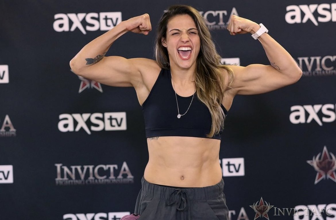 Na sua estreia, Poliana Botelho (9-5) venceu Helen Peralta (5-3) por decisão unânime pela categoria peso mosca, no #invictafc49 <a href="/polibotelho/">Poliana Botelho</a>