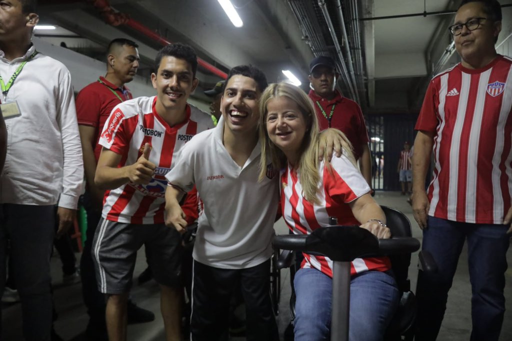 elsanoguerabaq's tweet photo. Hoy vine al Metro para acompañar a nuestros barristas y que juntos sigamos dando lo mejor por nuestro @JuniorClubSA del alma. ❤️🎉

Son los jóvenes del programa #VivaLaBarra, que con su entusiasmo llenan el estadio y dan ejemplo de sana convivencia. https://t.co/ni1XjSl4pp