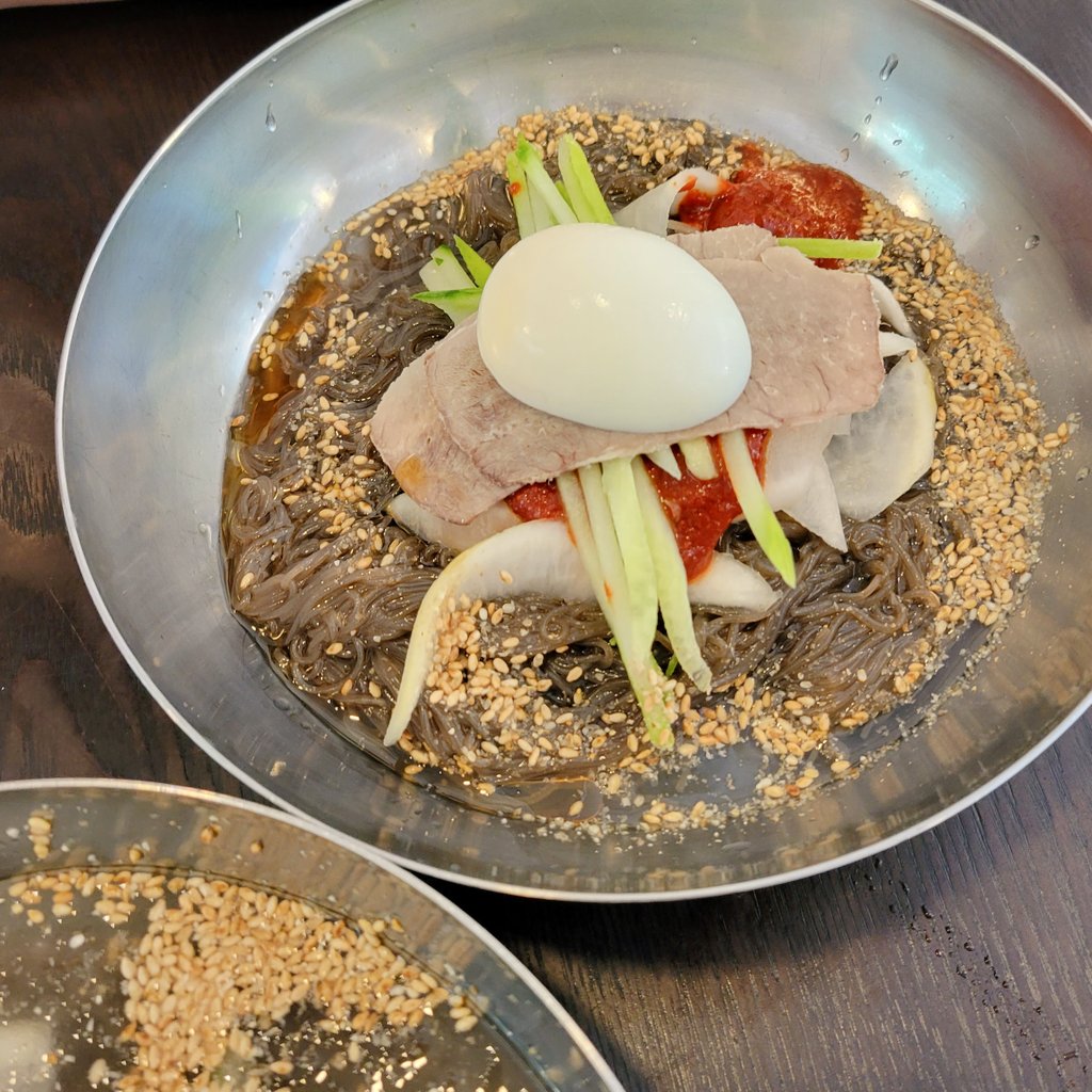 hanshokuka_sako's tweet photo. 📍ソウル科学技術大前

「청교옥」
🍴냉면 물냉/비냉

📝韓牛骨で出し汁を煮込んだコムタン&amp;冷麺の専門店！ビビンソースが辛めでお供にマンドゥも追加で注文😋

🚃⑦号線공릉(コンルン)駅2番出口から徒歩10分
🚕서울 노원구 공릉로 225 1층

#韓国旅行 #韓国グルメ #ビビン麺
#冷麺 #韓食家_sako https://t.co/RGuXJB0znK