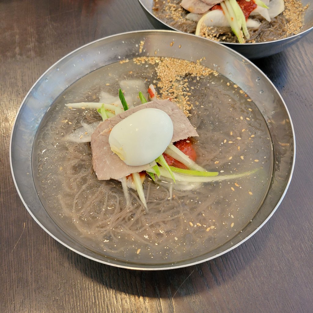 hanshokuka_sako's tweet photo. 📍ソウル科学技術大前

「청교옥」
🍴냉면 물냉/비냉

📝韓牛骨で出し汁を煮込んだコムタン&amp;冷麺の専門店！ビビンソースが辛めでお供にマンドゥも追加で注文😋

🚃⑦号線공릉(コンルン)駅2番出口から徒歩10分
🚕서울 노원구 공릉로 225 1층

#韓国旅行 #韓国グルメ #ビビン麺
#冷麺 #韓食家_sako https://t.co/RGuXJB0znK