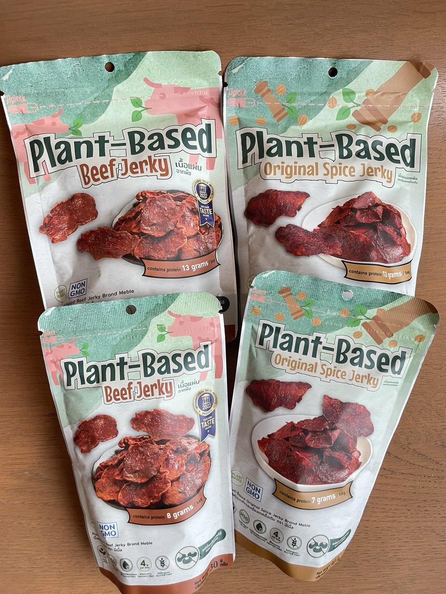 emiiamppx's tweet photo. สายทานเจต้องนี่เลย Plant Based Beef Jerky ทำมาจากพืชได้โปรตีน100% รสชาติอร่อยสุดดด เหมือนกินเนื้อจริงๆเลยแนะนำา

#Salehereunboxแกะกล่องรีวิว #plantbased #MeBleSnack #อาหารจากพืช https://t.co/yBGqW2g24s