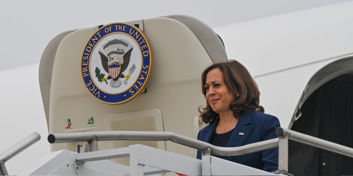 ThomasMaresca's tweet photo. @VP Kamala Harris arrives at Osan Air Base on one-day visit to South Korea. Meeting with @President_KR Yoon Suk-yeol, visit to DMZ ahead https://t.co/ByaVirnuOh