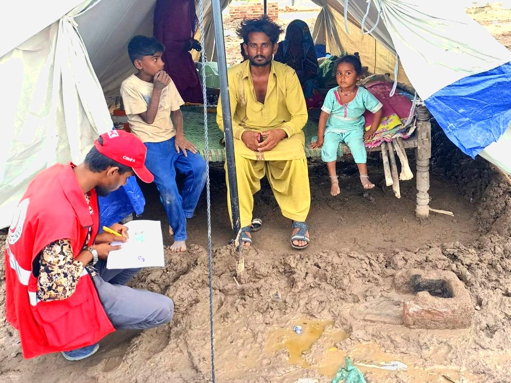 IFRCAsiaPacific's tweet photo. A new study by a group of international scientists found climate change probably intensified the rainfall that left huge swathes of Pakistan underwater and has displaced millions of people. 

Read full story from @RCClimate 👇🏽

https://t.co/aB4fvmmOXn https://t.co/dyPwZ8rkav