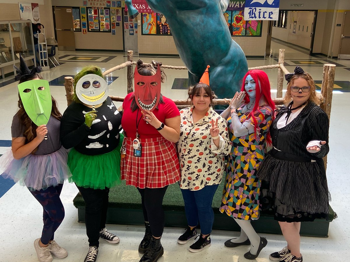 MAcosta_WDSBand's tweet photo. #DisneyDuo turned #Ensemble Day for #MontwoodHomecoming week. #SliderFineArts repping #NightmareBeforeChristmas #MHSAlumn #MHS2003 #GT2003 #MontwoodRamBandYeah #StallionsUnited https://t.co/WhYNVFEENz