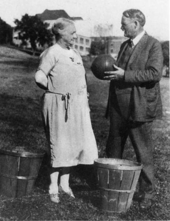 caldmurchfield's tweet photo. Shortly after he invented basketball, Dr. James Naismith invented #TrashTalkWhen he challenged his wife to a game of one-on-one. https://t.co/dW3kdRmYwf