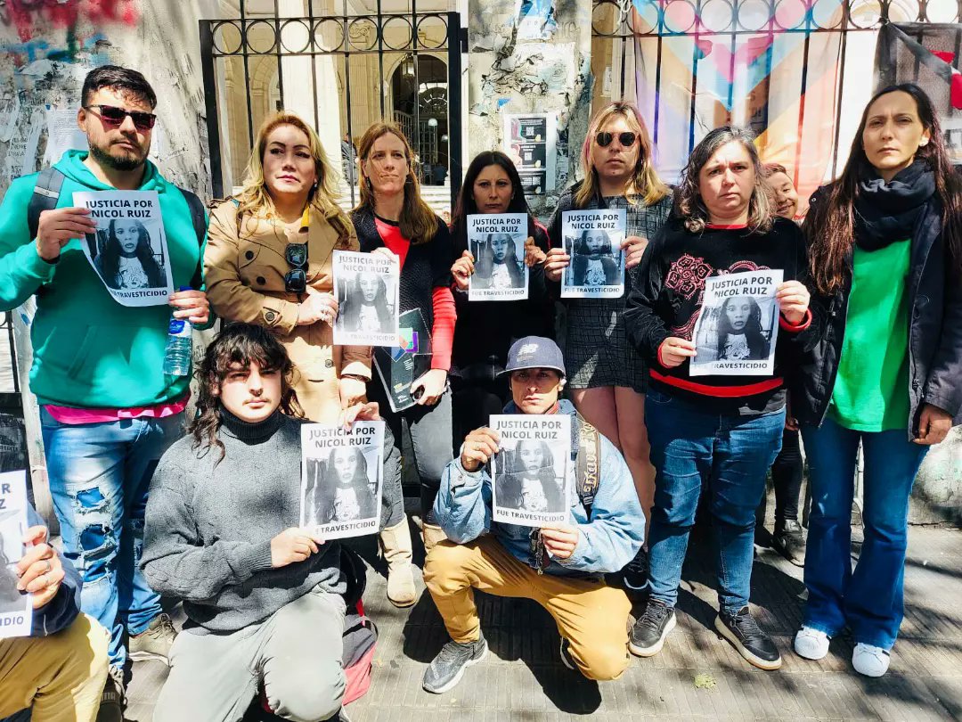 Exigimos Justicia por Nicol Ruiz: FUE TRAVESTICIDIO 
 Nos concentramos en la puerta de la Fiscalía de La Plata familiares, amigues y organizaciones para pedir justicia por el travesticidio de nuestra compañera.
Basta de travesticidios
#JusticiaPorNicolRuiz