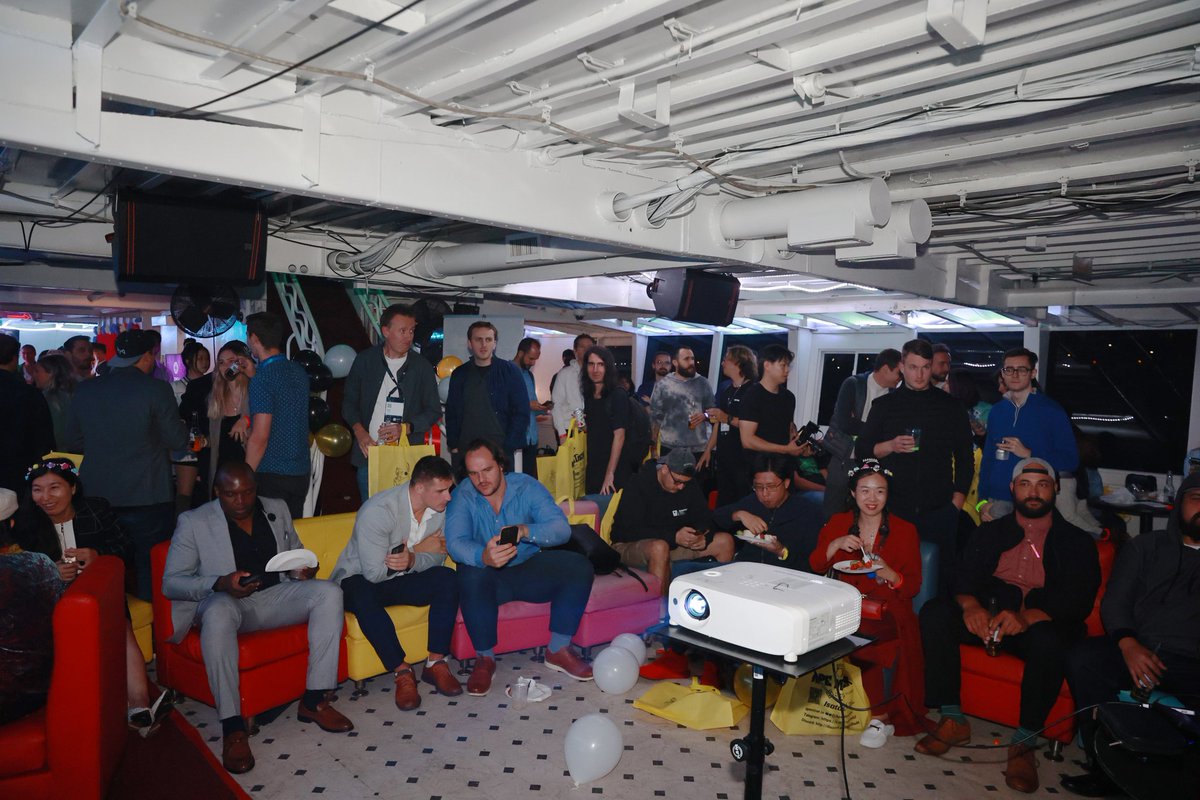 swan_chain's tweet photo. #Smartcon2022
Made many new friends at the NYC Yacht Party! ❤️💙💚 The busy Manhattan at night saw the rise of Web3. 
@chainlink @MinerApe @Smart_Contract @GetaverseGlobal @Conflux_Network @bitpushnews https://t.co/MzqBpSZ1z6