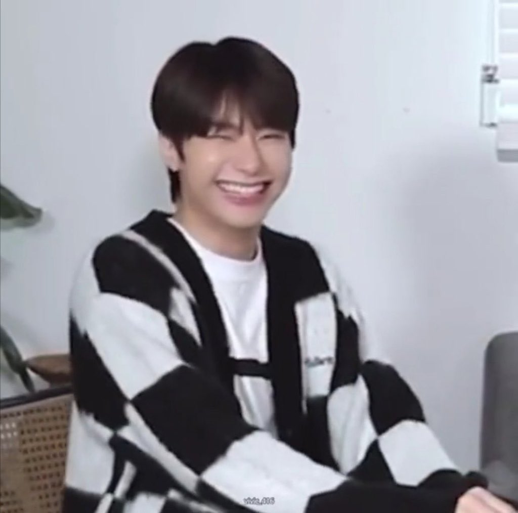 LostStars1109's tweet photo. Well happy one year to these adorable Sik memes I've screenshot and saved😅 https://t.co/tUm7O9bO2f