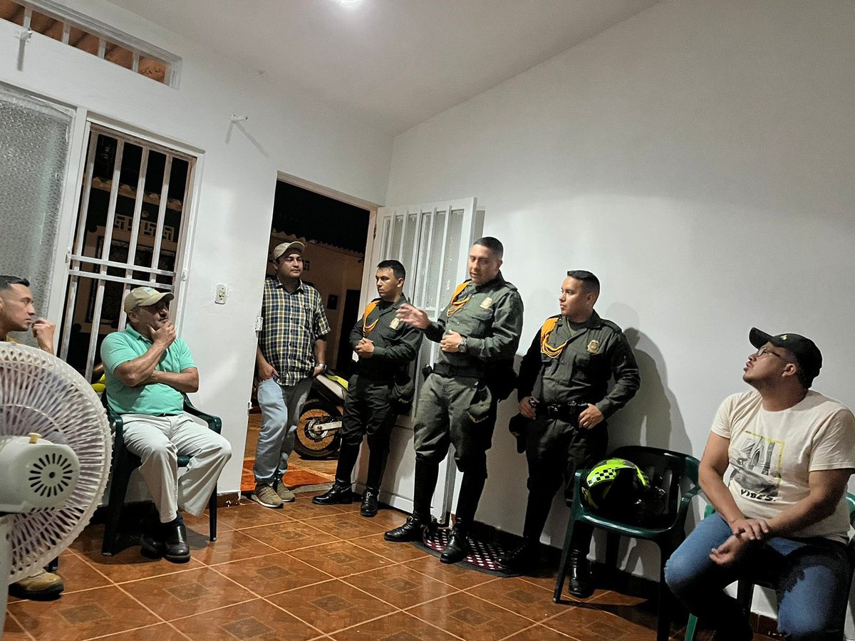 RicardoArenasO's tweet image. Acompañando a ganaderos d purificación en reunión con  carabineros  @PoliciaColombia para combatir abigeato, carneo, invasiones ilegales y mejorar control en el transporte animal. 
Solo gratitud para con la fuerza pública.
#OrgullosamenteGanadero 
#LaPropiedadPrivadaSeRespeta